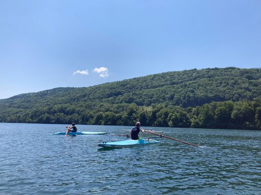 pratique de l'aviron sur le lac de Laffrey